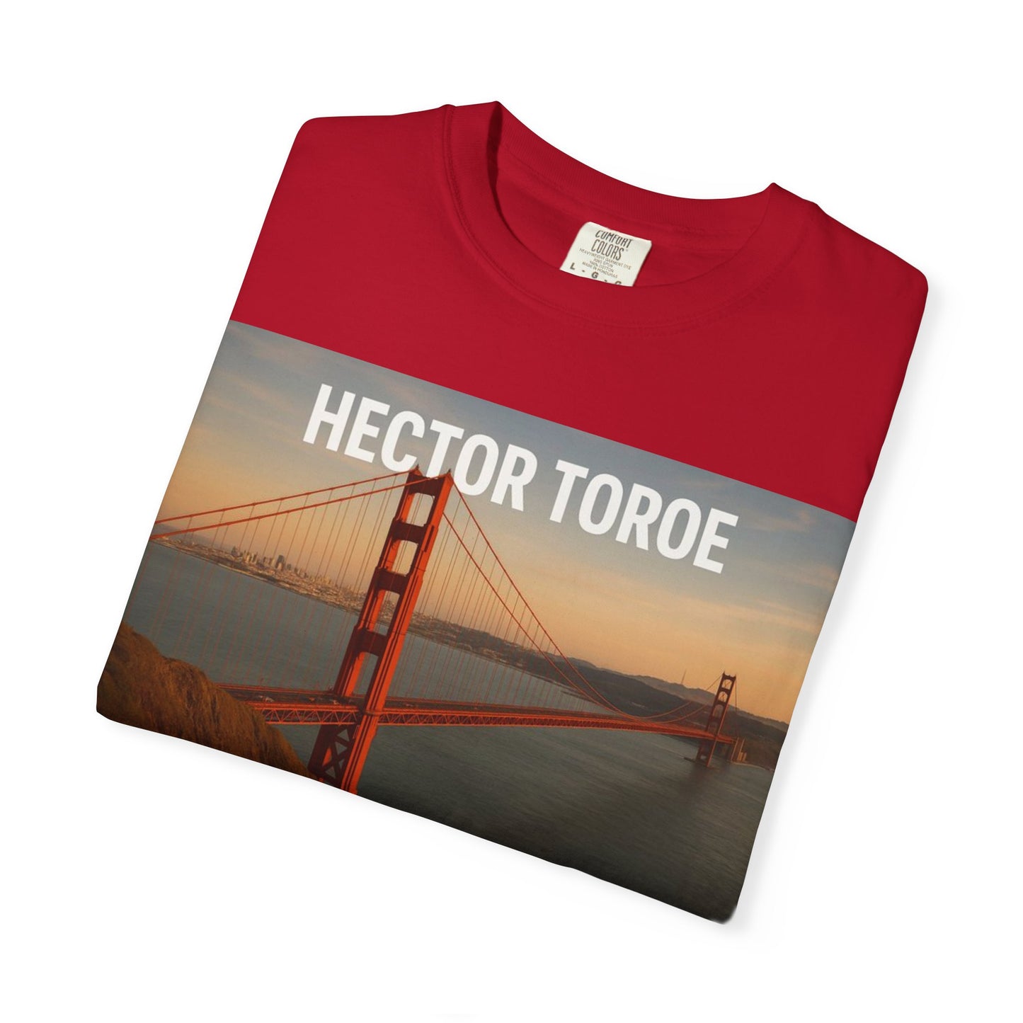 Camiseta rojo con diseño gráfico del puente Golden Gate al atardecer y el texto “Hector Toroe” en letras blancas.