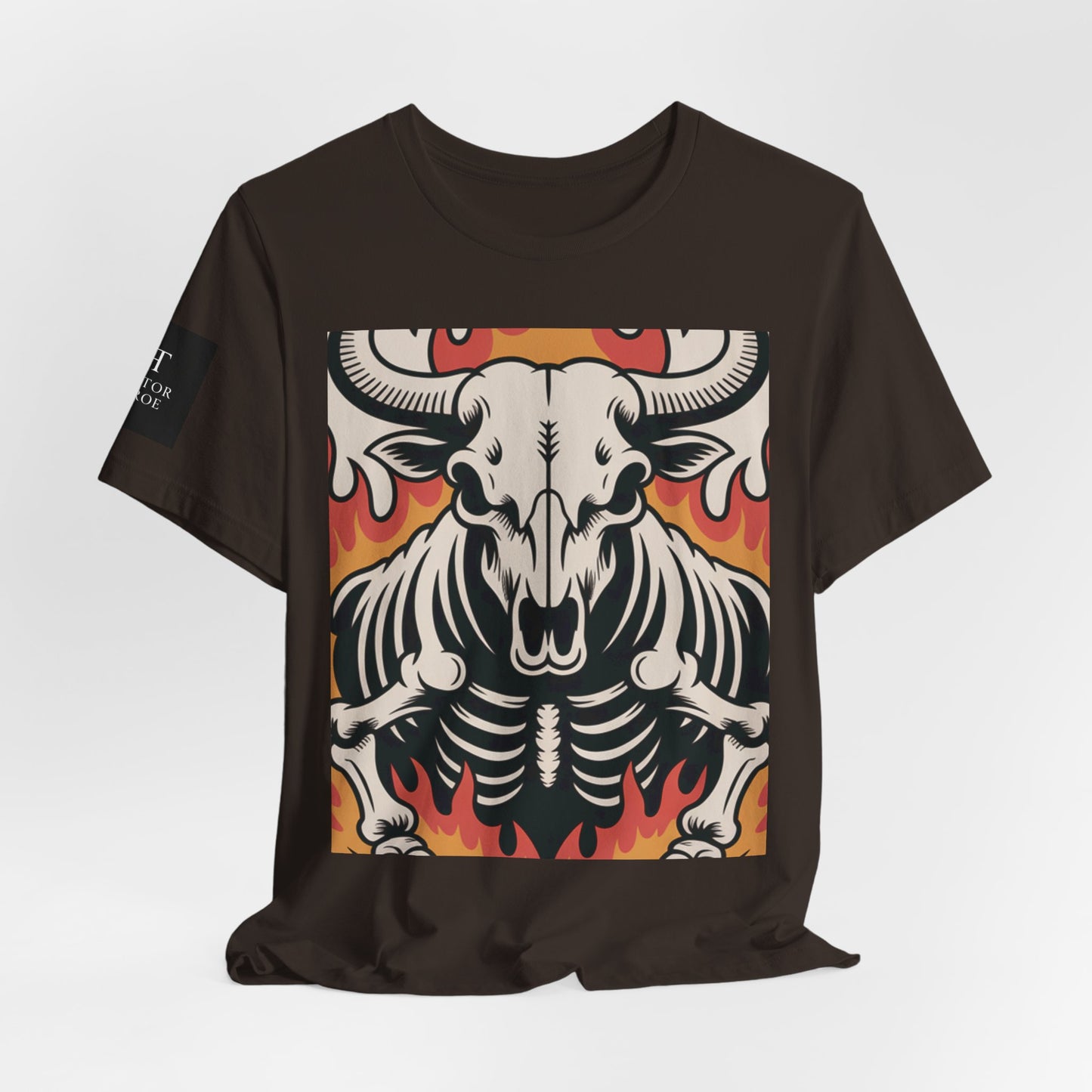 Camiseta cafe con ilustración gráfica de un cráneo de toro con esqueleto y llamas en tonos rojos y naranjas.