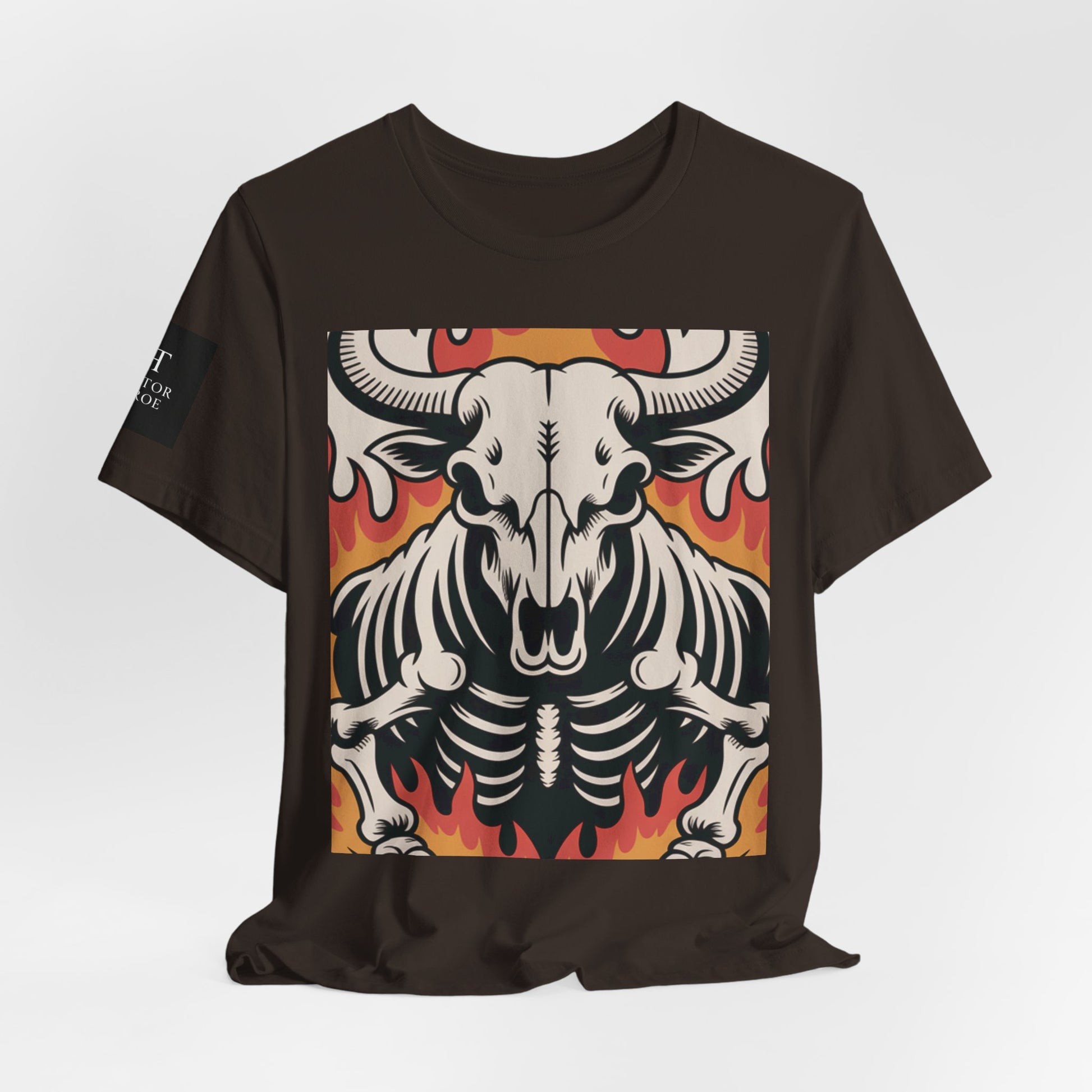 Camiseta cafe con ilustración gráfica de un cráneo de toro con esqueleto y llamas en tonos rojos y naranjas.