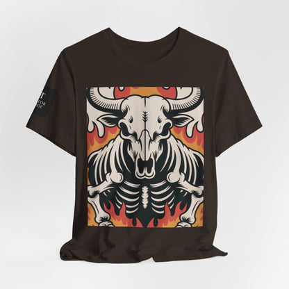 Camiseta cafe con ilustración gráfica de un cráneo de toro con esqueleto y llamas en tonos rojos y naranjas.