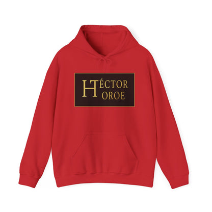 Sudadera rojo con capucha y bolsillo frontal, con un logotipo rectangular negro y dorado en el centro que muestra el texto “Héctor Toroe”.
