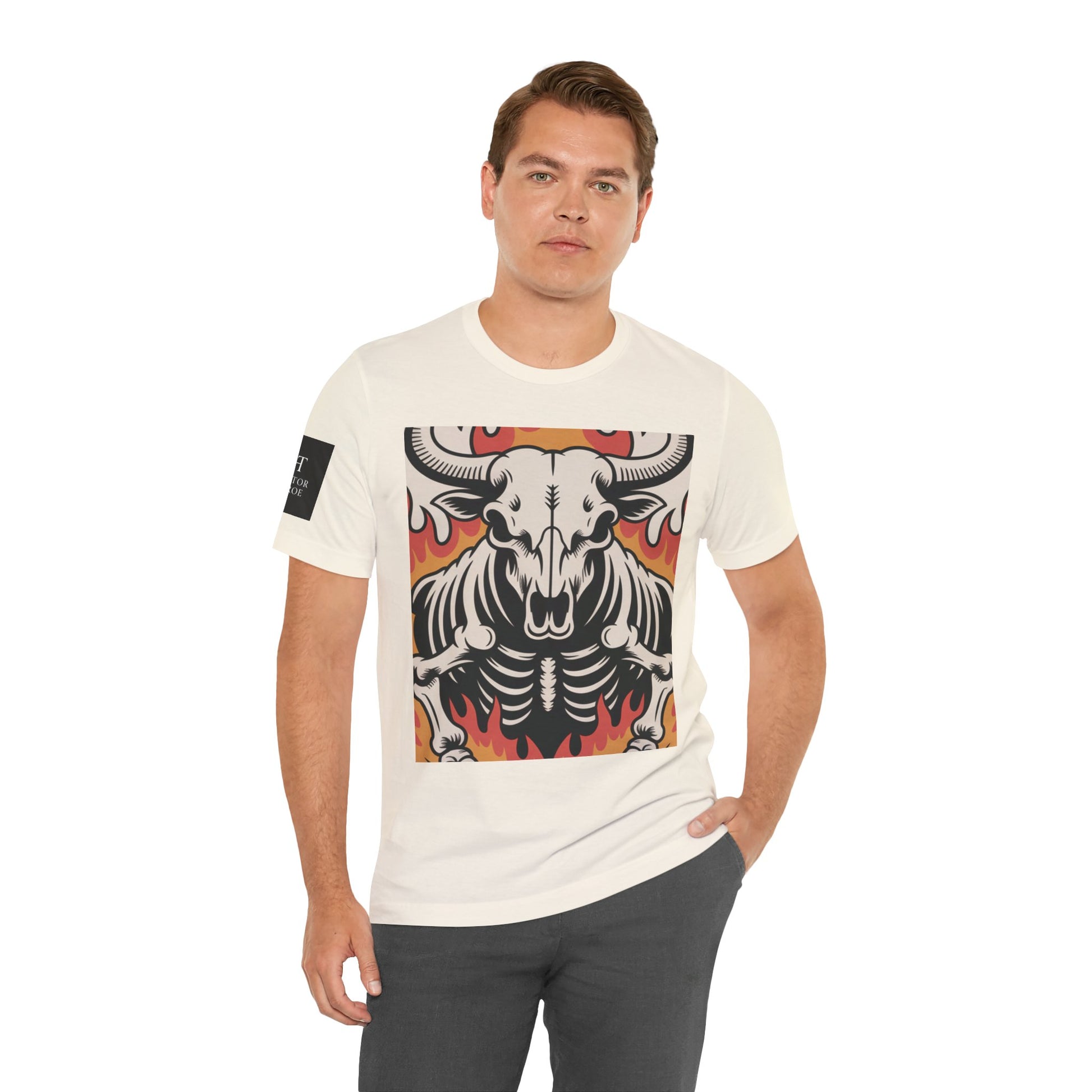 Hombre usando una camiseta natural de manga corta con un diseño gráfico central de una calavera de toro con cuernos, estilo ilustración, sobre un fondo de llamas en tonos rojo, naranja y negro.
