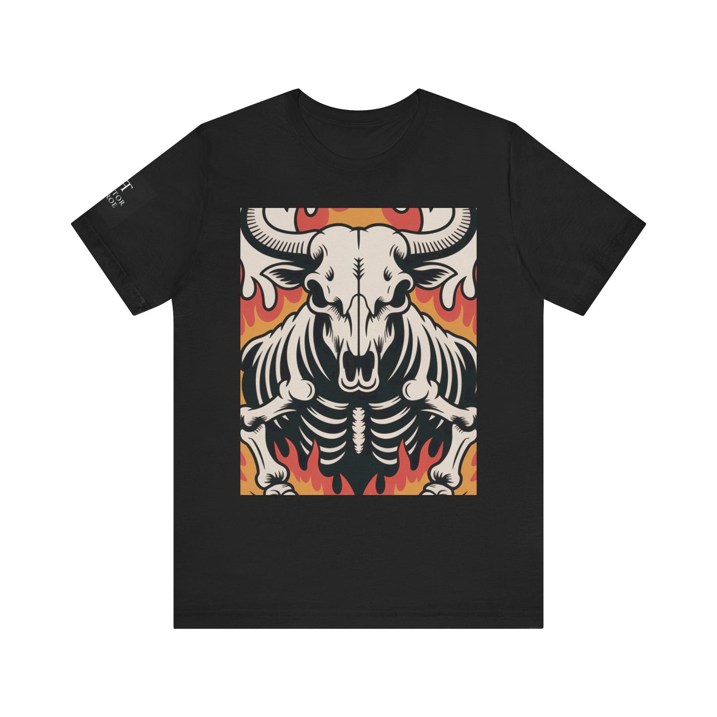 Camiseta negro con ilustración gráfica de un cráneo de toro con esqueleto y llamas en tonos rojos y naranjas.