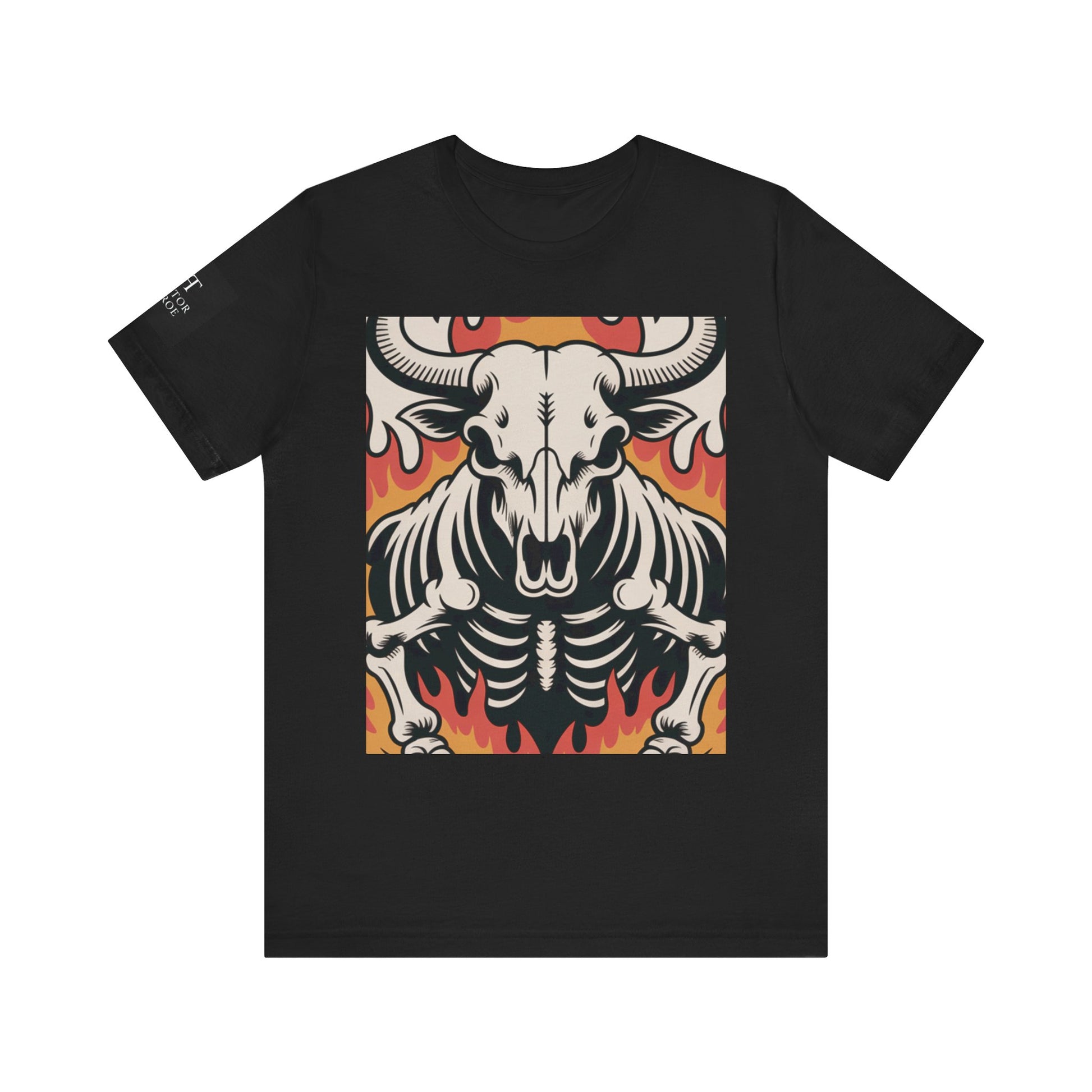 Camiseta negro con ilustración gráfica de un cráneo de toro con esqueleto y llamas en tonos rojos y naranjas.