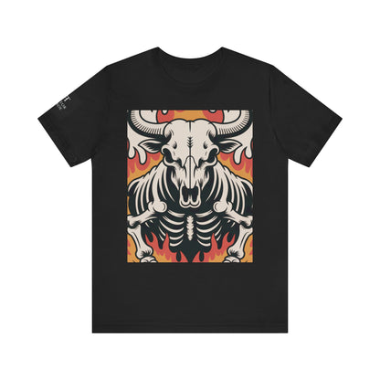Camiseta negro con ilustración gráfica de un cráneo de toro con esqueleto y llamas en tonos rojos y naranjas.