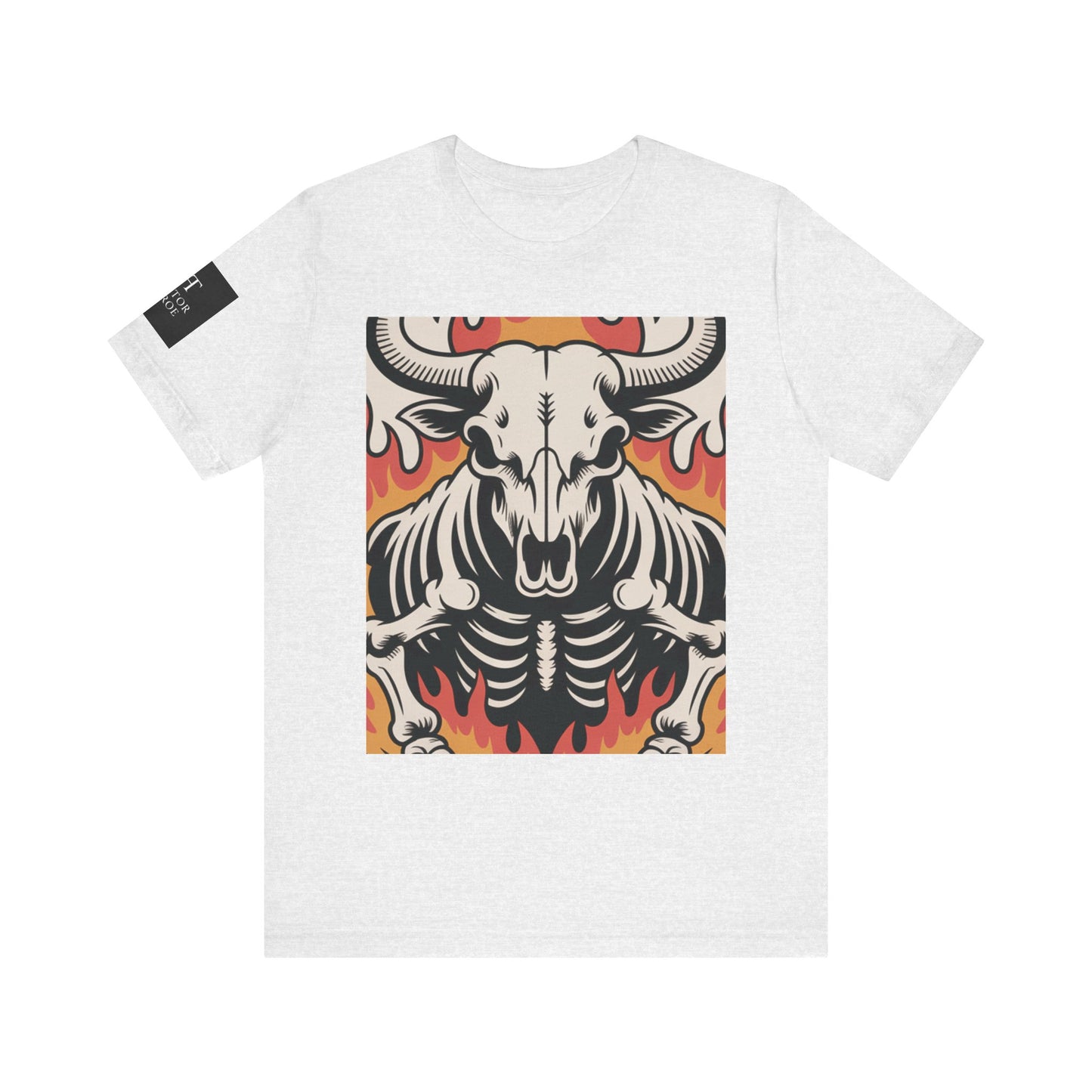 Camiseta ceniza con ilustración gráfica de un cráneo de toro con esqueleto y llamas en tonos rojos y naranjas.
