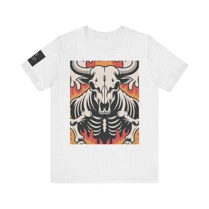 Camiseta ceniza con ilustración gráfica de un cráneo de toro con esqueleto y llamas en tonos rojos y naranjas.