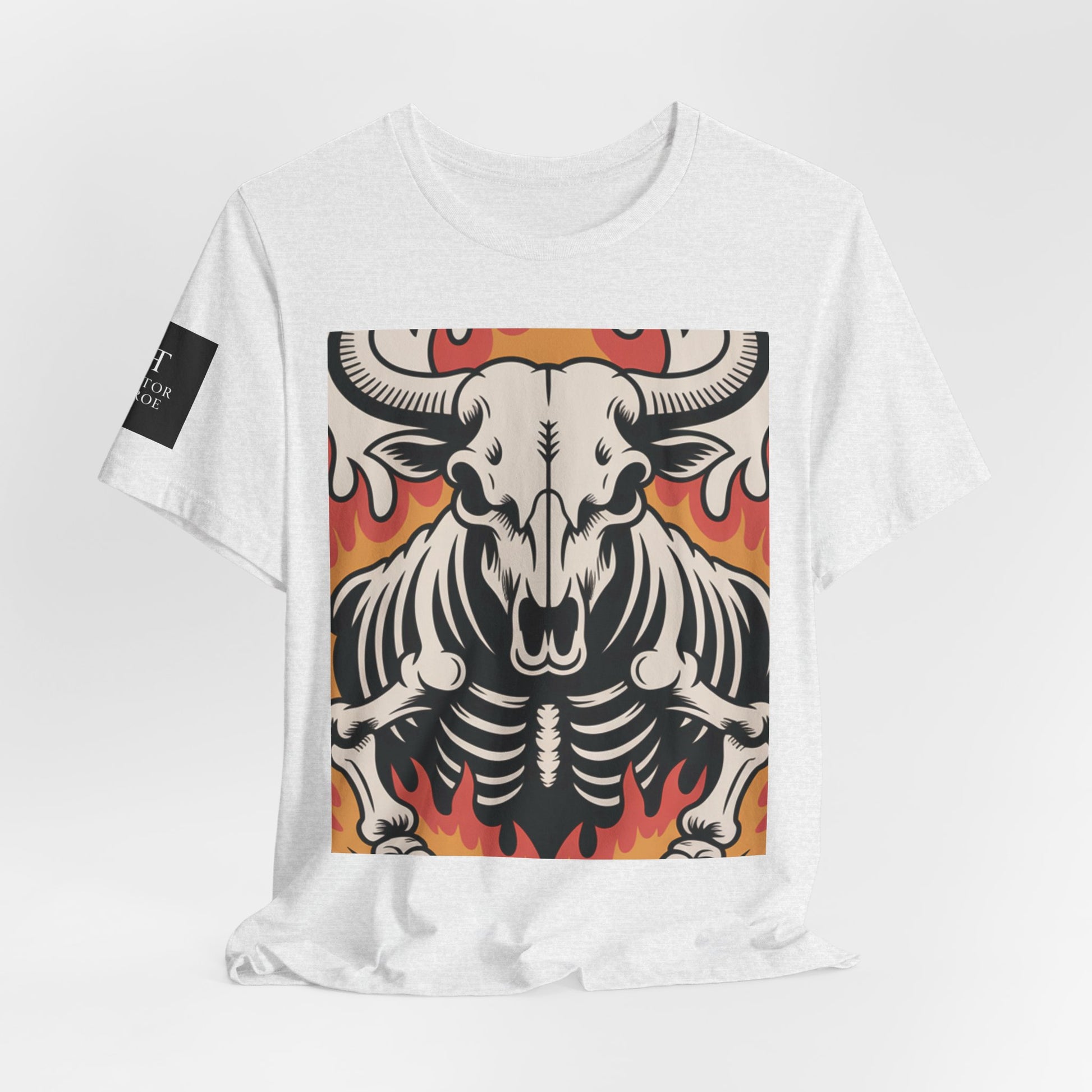 Camiseta cenizas con ilustración gráfica de un cráneo de toro con esqueleto y llamas en tonos rojos y naranjas.