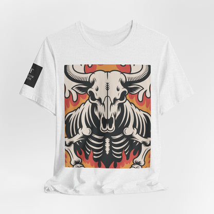 Camiseta cenizas con ilustración gráfica de un cráneo de toro con esqueleto y llamas en tonos rojos y naranjas.
