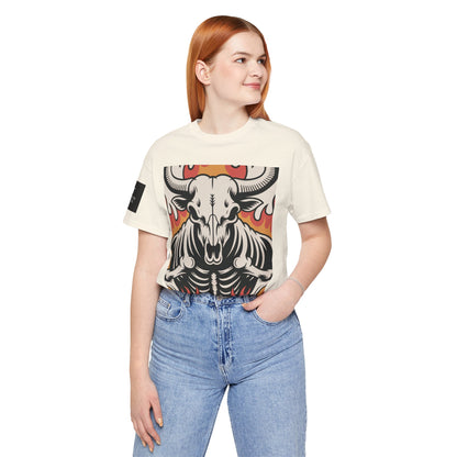 Mujer usando una camiseta natural de manga corta con un diseño gráfico central de una calavera de toro con cuernos, estilo ilustración, sobre un fondo de llamas en tonos rojo, naranja y negro.