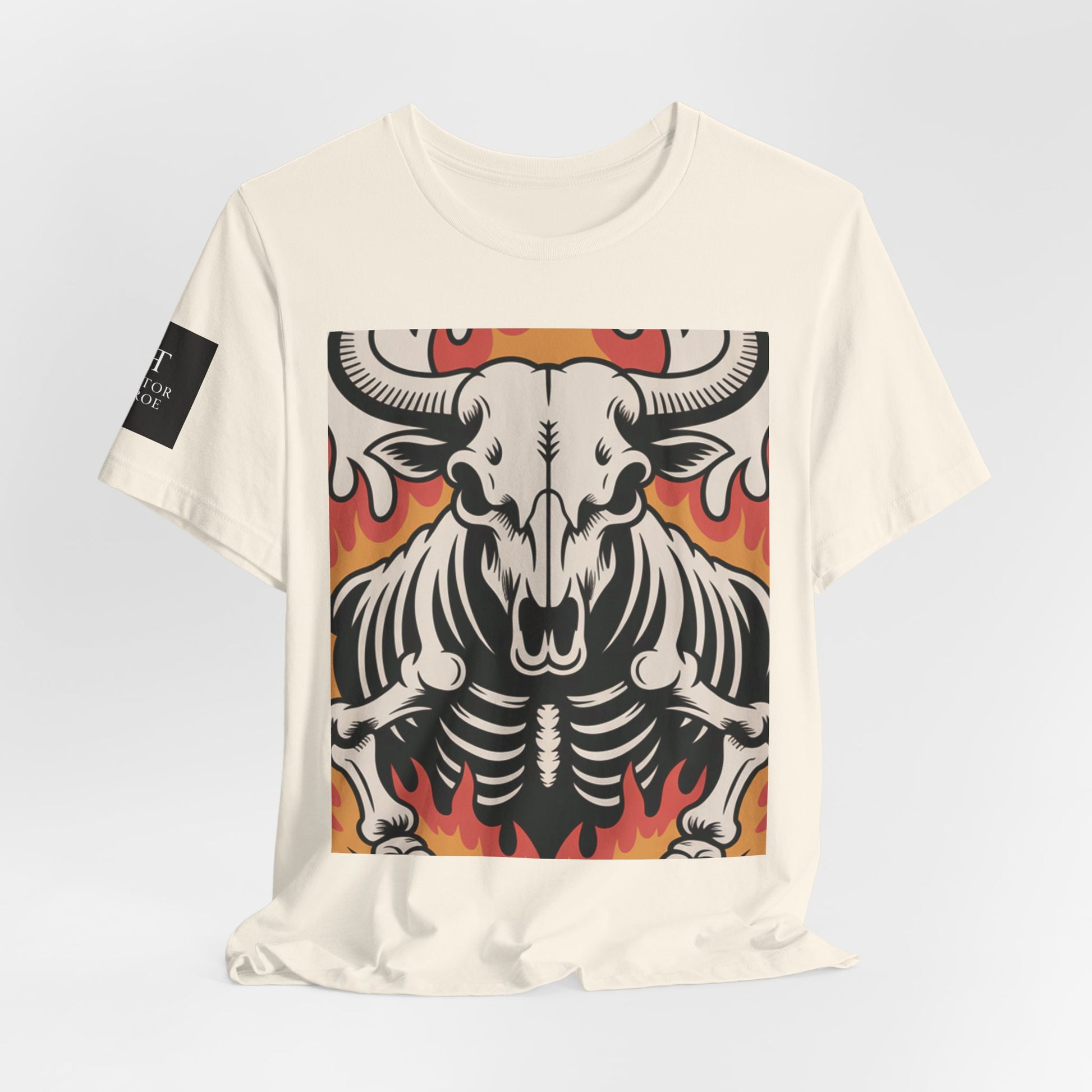 Camiseta natural con ilustración gráfica de un cráneo de toro con esqueleto y llamas en tonos rojos y naranjas.