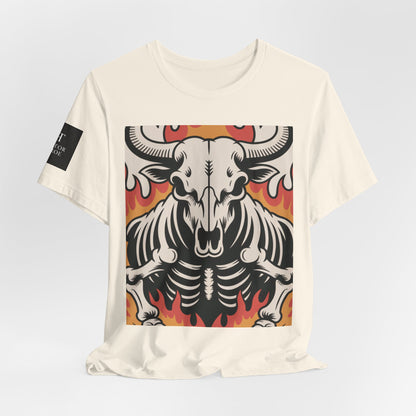 Camiseta natural con ilustración gráfica de un cráneo de toro con esqueleto y llamas en tonos rojos y naranjas.