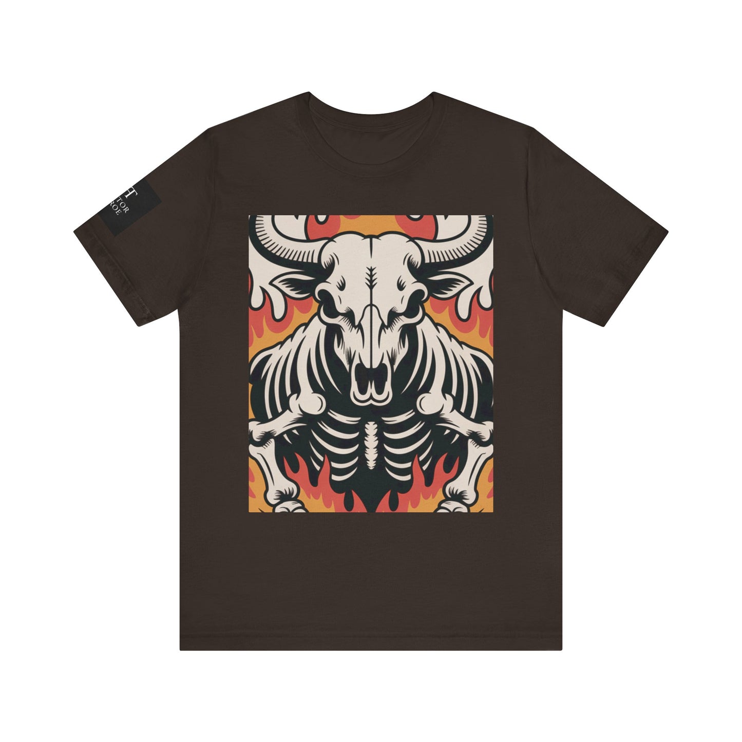 Camiseta cafe con ilustración gráfica de un cráneo de toro con esqueleto y llamas en tonos rojos y naranjas.
