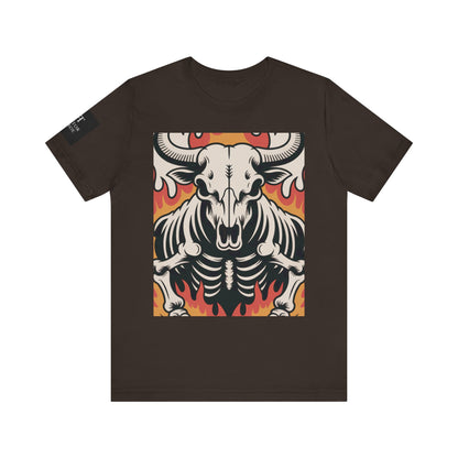 Camiseta cafe con ilustración gráfica de un cráneo de toro con esqueleto y llamas en tonos rojos y naranjas.