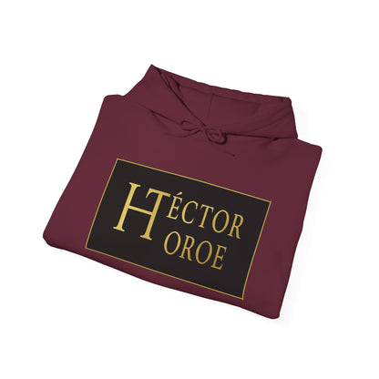 Sudadera granate con capucha y bolsillo frontal, con un logotipo rectangular negro y dorado en el centro que muestra el texto “Héctor Toroe”.