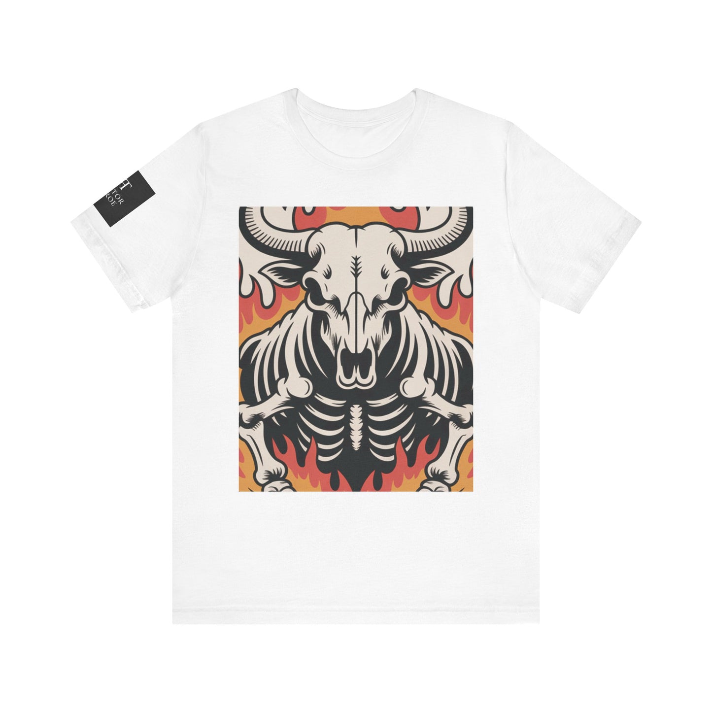 Camiseta blanca con ilustración gráfica de un cráneo de toro con esqueleto y llamas en tonos rojos y naranjas.