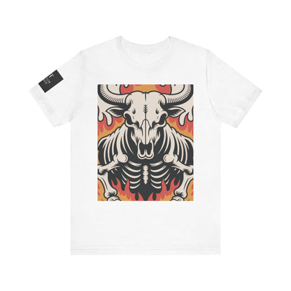 Camiseta blanca con ilustración gráfica de un cráneo de toro con esqueleto y llamas en tonos rojos y naranjas.