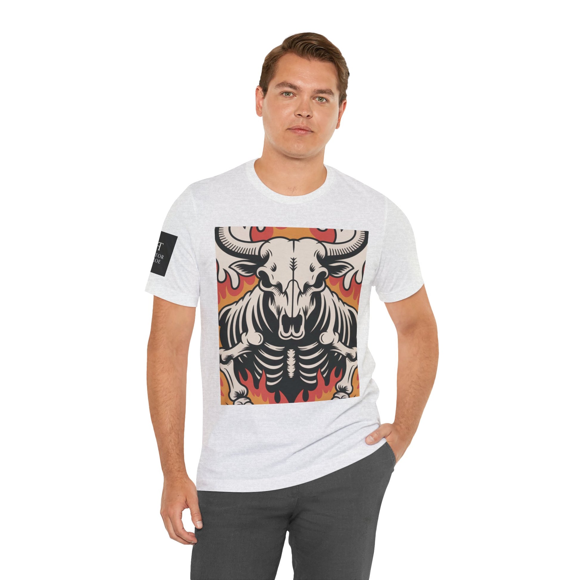 Hombre usando una camiseta ceniza de manga corta con un diseño gráfico central de una calavera de toro con cuernos, estilo ilustración, sobre un fondo de llamas en tonos rojo, naranja y negro.