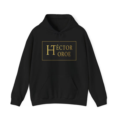 Sudadera negro con capucha y bolsillo frontal, con un logotipo rectangular negro y dorado en el centro que muestra el texto “Héctor Toroe”.