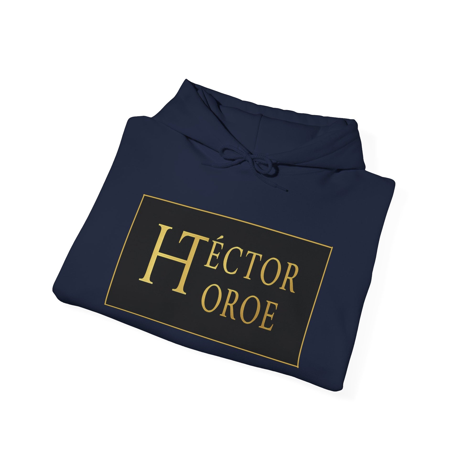 Sudadera azul marino con capucha y bolsillo frontal, con un logotipo rectangular negro y dorado en el centro que muestra el texto “Héctor Toroe”.