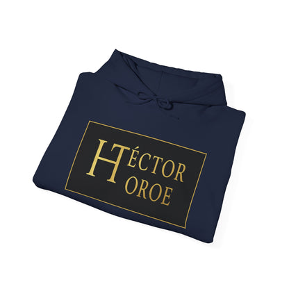 Sudadera azul marino con capucha y bolsillo frontal, con un logotipo rectangular negro y dorado en el centro que muestra el texto “Héctor Toroe”.