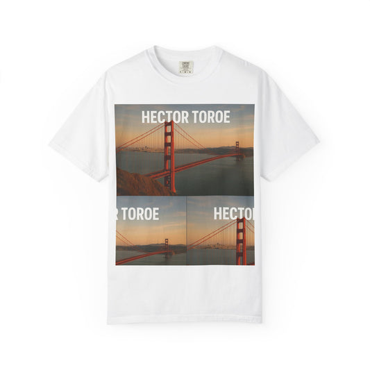  Camiseta blanca con diseño gráfico del puente Golden Gate al atardecer y el texto “Hector Toroe” en tipografía blanca.