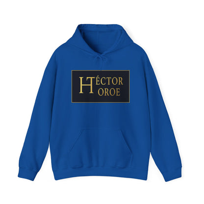 Sudadera Royal con capucha y bolsillo frontal, con un logotipo rectangular negro y dorado en el centro que muestra el texto “Héctor Toroe”.