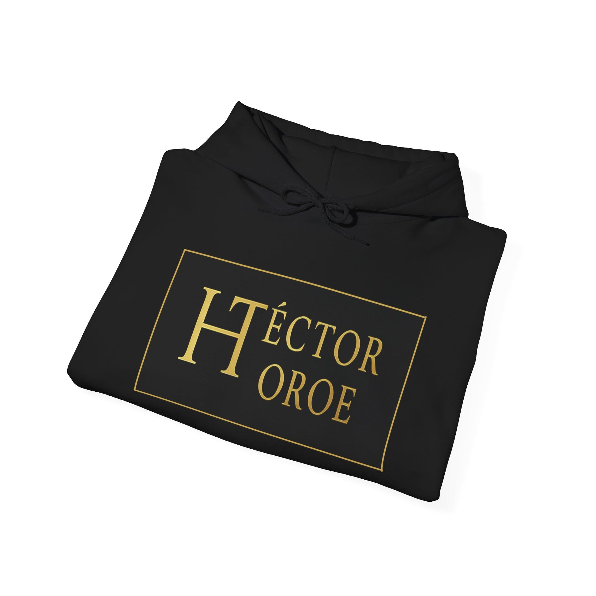Sudadera negro con capucha y bolsillo frontal, con un logotipo rectangular negro y dorado en el centro que muestra el texto “Héctor Toroe”.