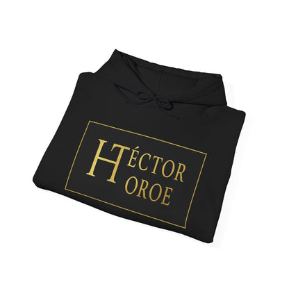 Sudadera negro con capucha y bolsillo frontal, con un logotipo rectangular negro y dorado en el centro que muestra el texto “Héctor Toroe”.