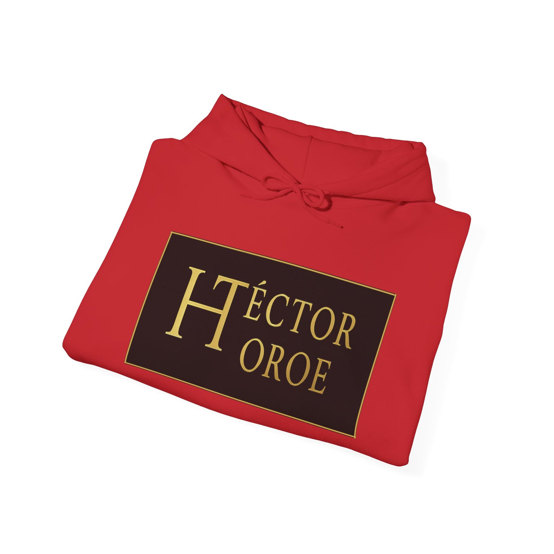 Sudadera rojo con capucha y bolsillo frontal, con un logotipo rectangular negro y dorado en el centro que muestra el texto “Héctor Toroe”.