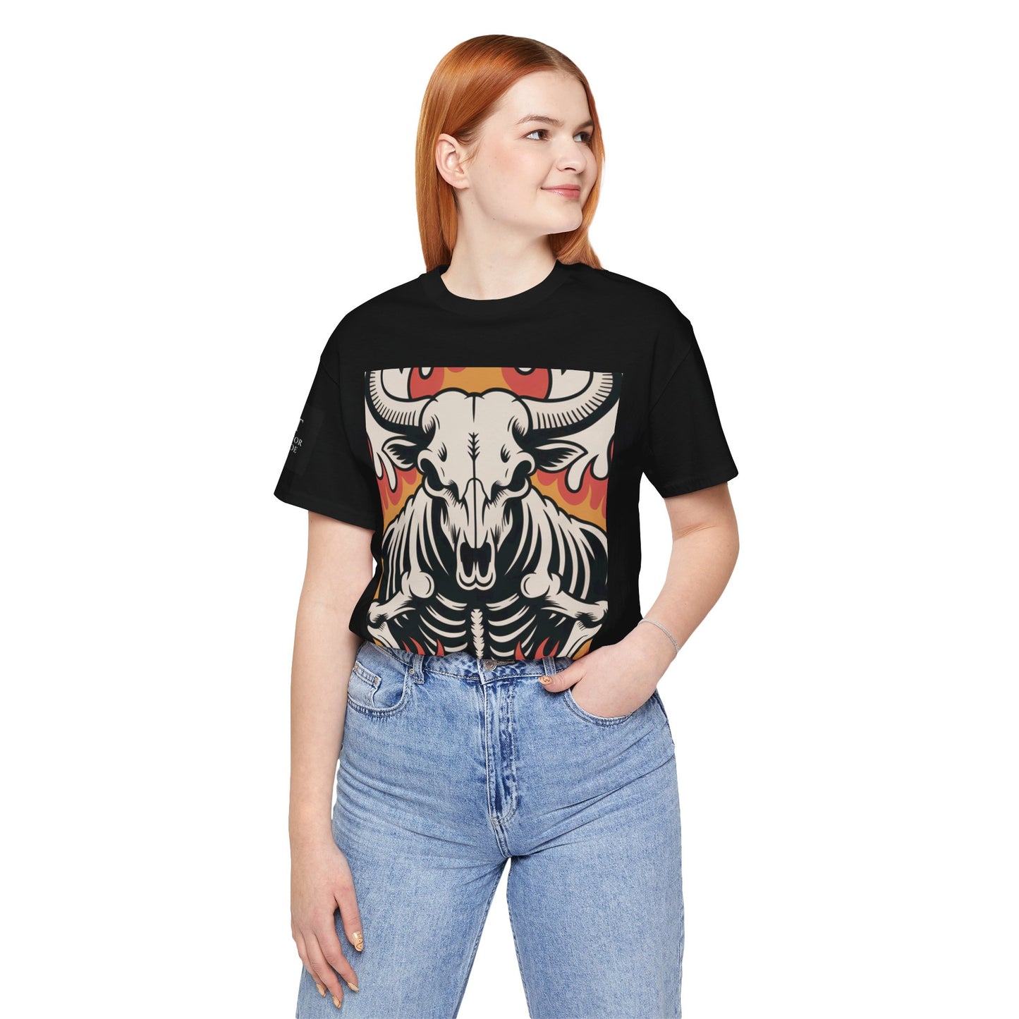 Mujer usando una camiseta negro de manga corta con un diseño gráfico central de una calavera de toro con cuernos, estilo ilustración, sobre un fondo de llamas en tonos rojo, naranja y negro.
