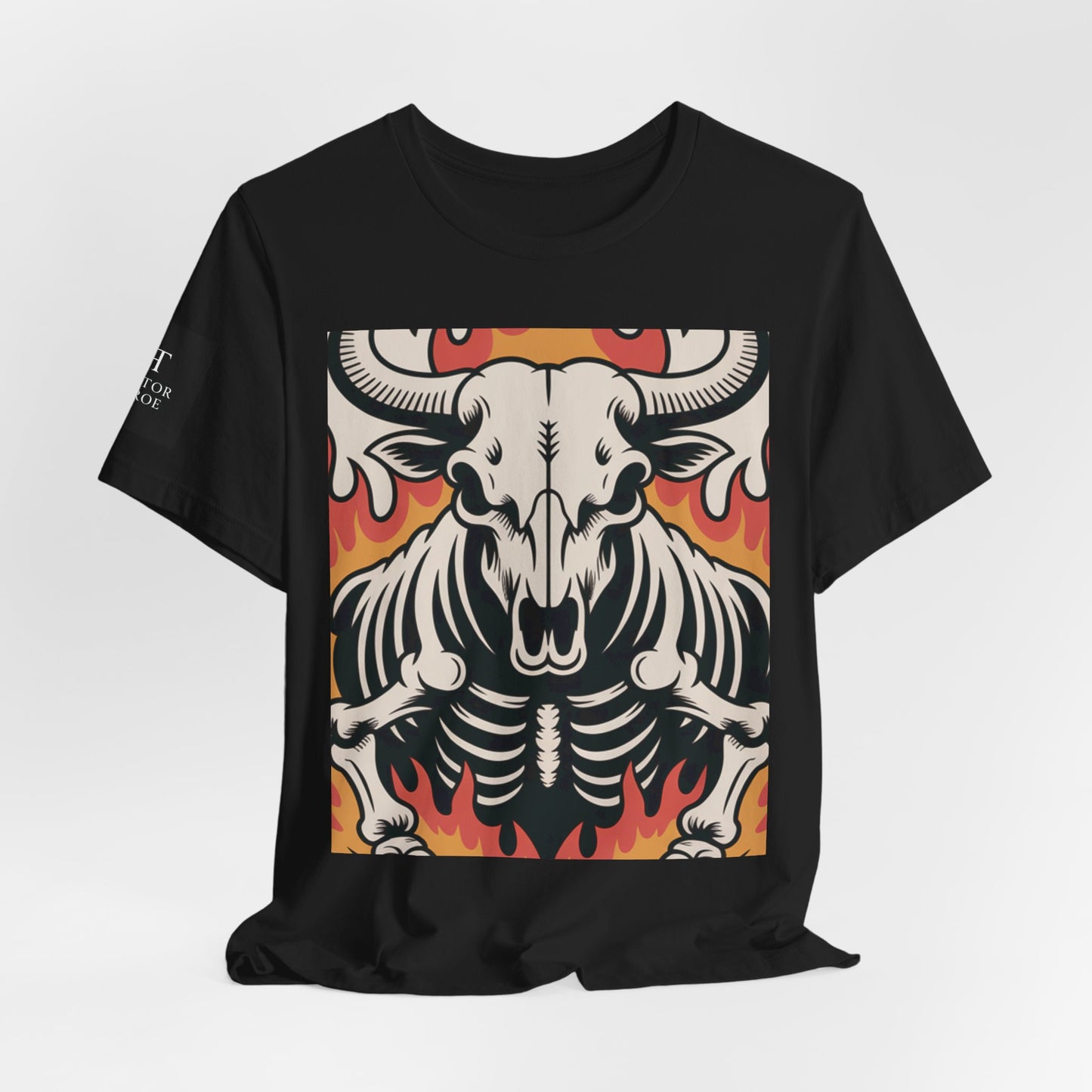 Camiseta negro con ilustración gráfica de un cráneo de toro con esqueleto y llamas en tonos rojos y naranjas.