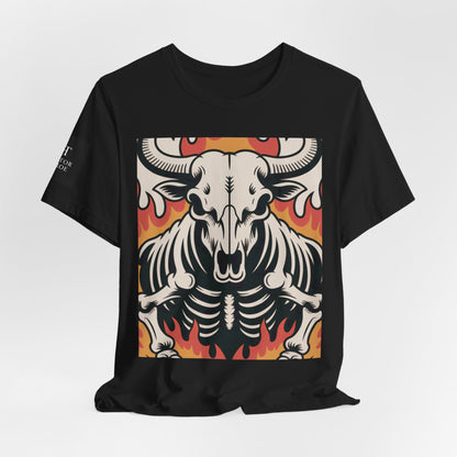 Camiseta negro con ilustración gráfica de un cráneo de toro con esqueleto y llamas en tonos rojos y naranjas.