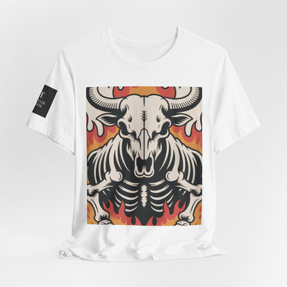 Camiseta blanca con ilustración gráfica de un cráneo de toro con esqueleto y llamas en tonos rojos y naranjas.