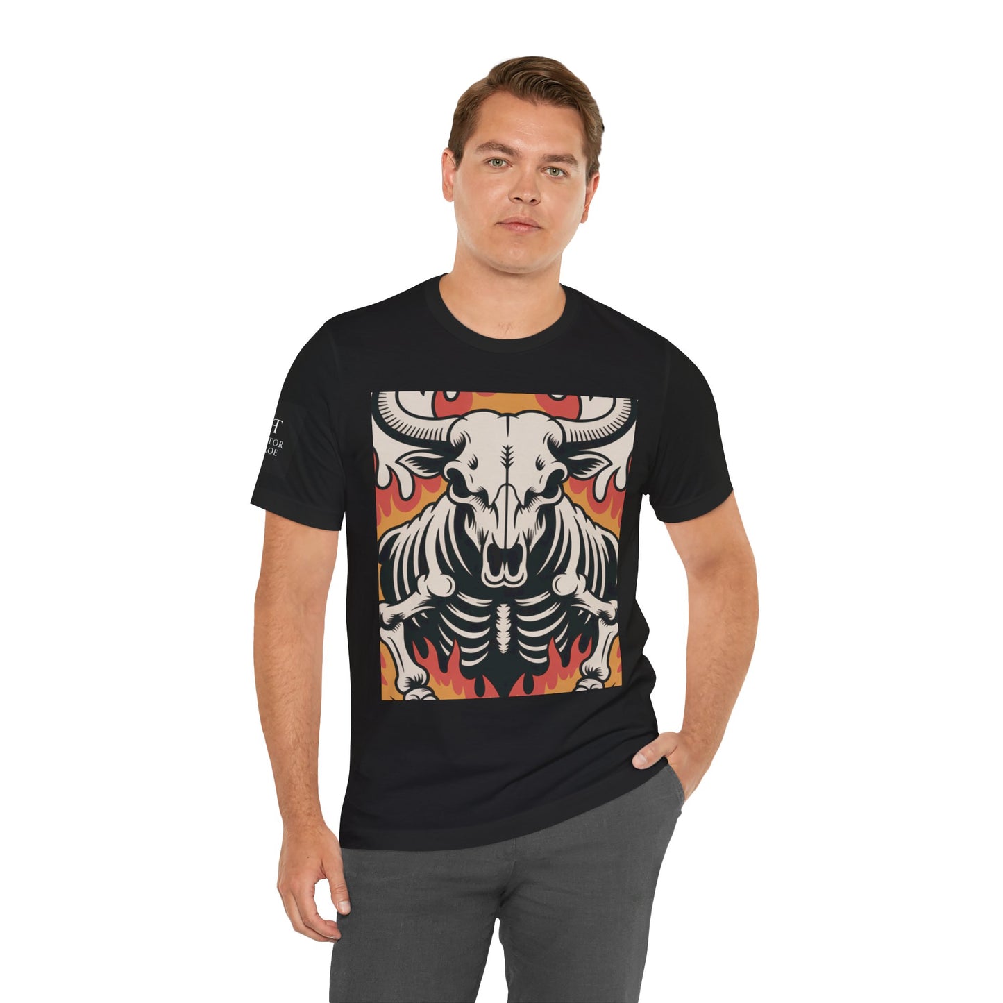 Hombre usando una camiseta negro de manga corta con un diseño gráfico central de una calavera de toro con cuernos, estilo ilustración, sobre un fondo de llamas en tonos rojo, naranja y negro.