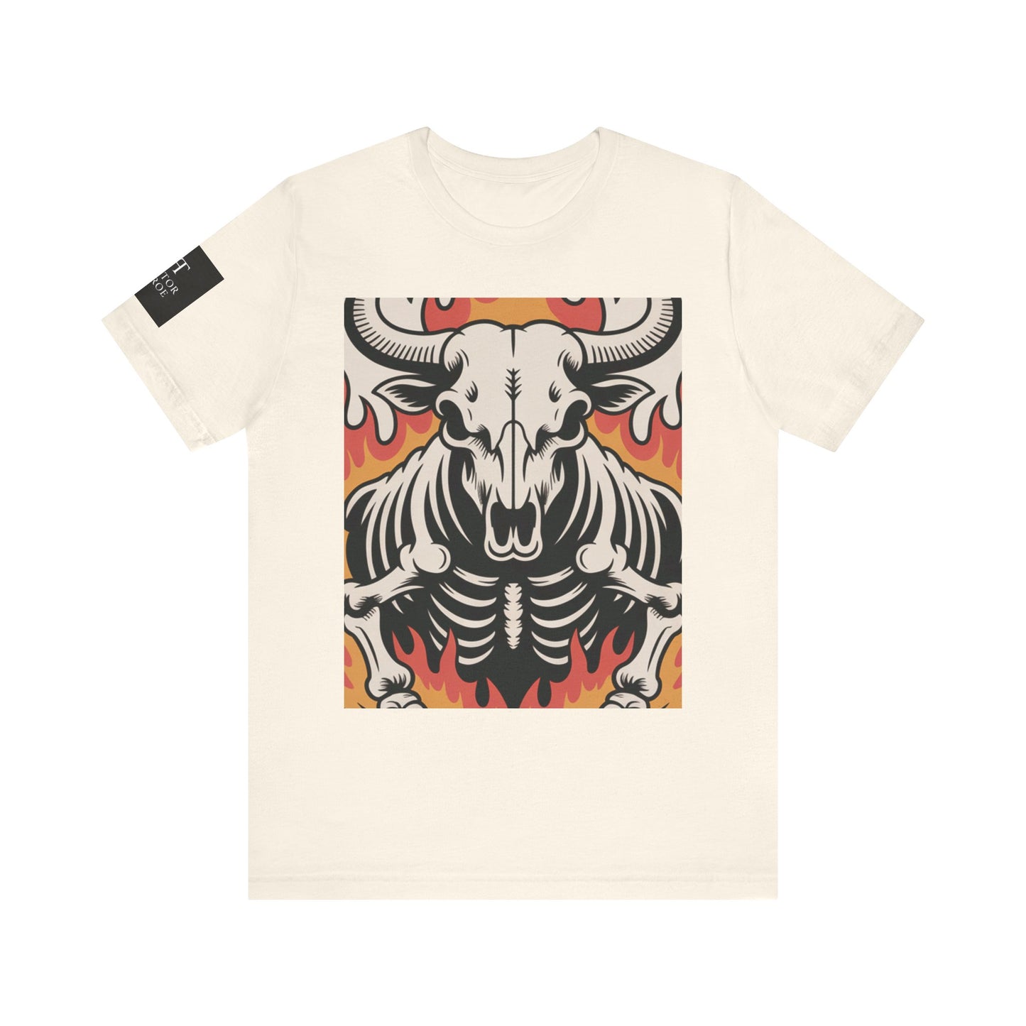 Camiseta natural con ilustración gráfica de un cráneo de toro con esqueleto y llamas en tonos rojos y naranjas.