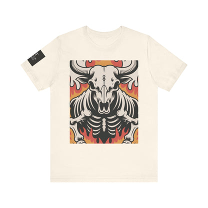Camiseta natural con ilustración gráfica de un cráneo de toro con esqueleto y llamas en tonos rojos y naranjas.