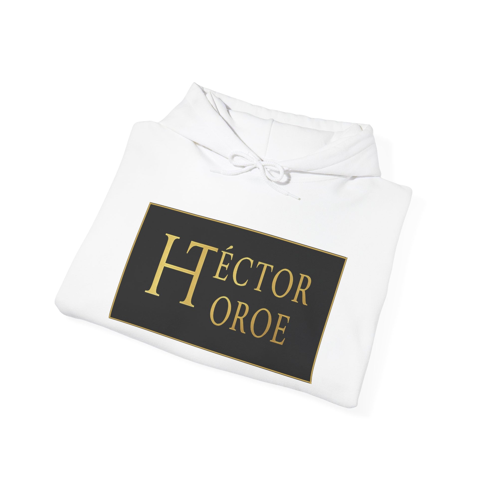 Sudadera blanca con capucha y bolsillo frontal, con un logotipo rectangular negro y dorado en el centro que muestra el texto “Héctor Toroe”.